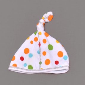 Fehér, pöttyös sapka (68-74)