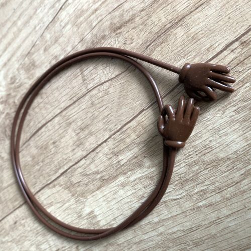 Szilikon szemüvegtartó (barna kéz)
