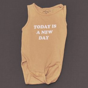 Világosbarna, feliratos ujjatlan body (62)