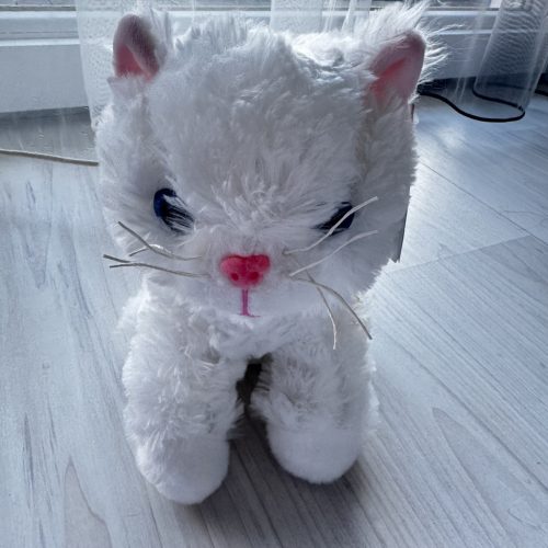 Fehér plüss cica, játék