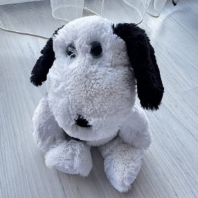 Fekete, fehér plüss kutya, játék