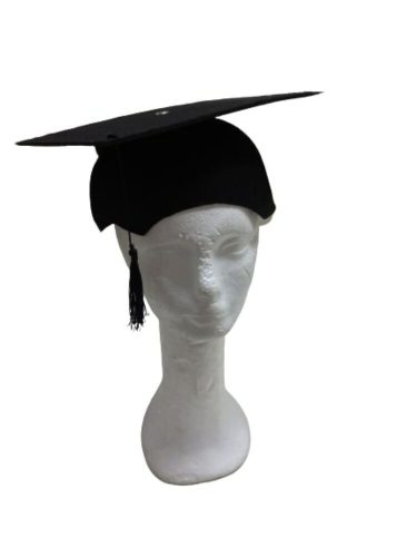 Fekete diplomaosztó, ballagó sapka, (felnőtt méret) jelmezkiegészítő - ÚJ
