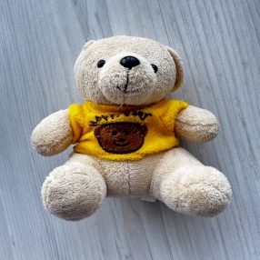 Sárga pulcsis plüssmaci, játék